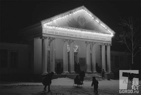 До 1988 г. в городе не было профтеатра. Только студии при ДК